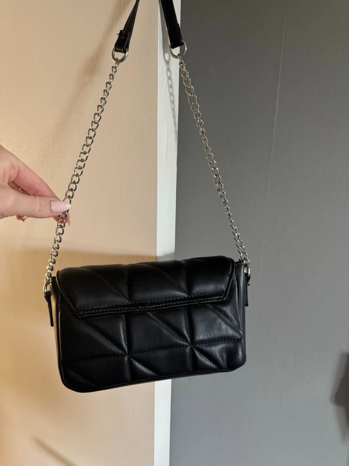 Svart quiltad axelväska med kedja - 1