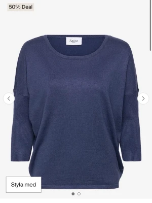 Mörkblå trekvarts ärmad tröja - Snygg mörkblå stickad tröja från Saint Tropez. Trekvarts ärmad💕