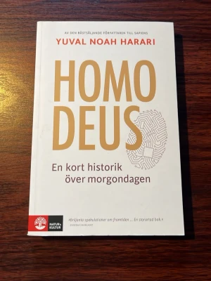 Homo Deus: En kort historik över morgondagen - Utforska framtidens möjligheter och utmaningar med denna tankeväckande bok! Perfekt för dig som är nyfiken på teknik, mänsklighetens utveckling och vad som väntar oss. En modern klassiker som inspirerar till nya perspektiv.