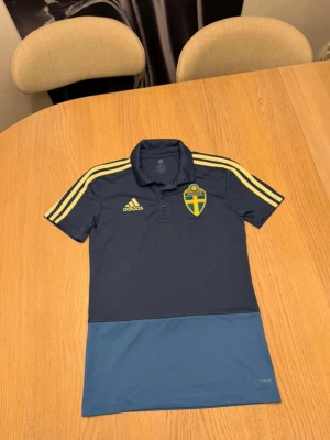 Adidas Sverige pikétröja XS - Blå landslags pikétröja i storlek XS, perfekt inför gymmet eller nu inför VM. Skick 9/10. 