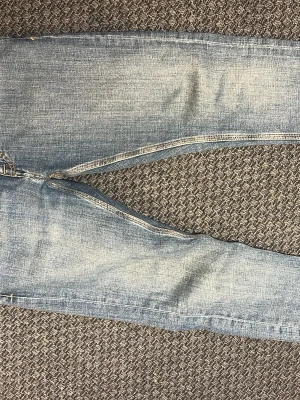 Blå jeans från Tiger of Sweden - Säljer ett par snygga tiger of sweden jeans, inte använda utan bara provad på då de var för små för mig. Slim fit, 30/30. Ny pris 1600kr, mitt pris  599kr! 