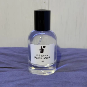 Parfym pacific scent - Denna doft är utöver det vanliga, denna doft ger en uppfriskande känsla, fruktiga dofter med inslag av citrus, örter och en söt bas.  Denna doft påminner om L.v pacific chill. Storlek: 50ml