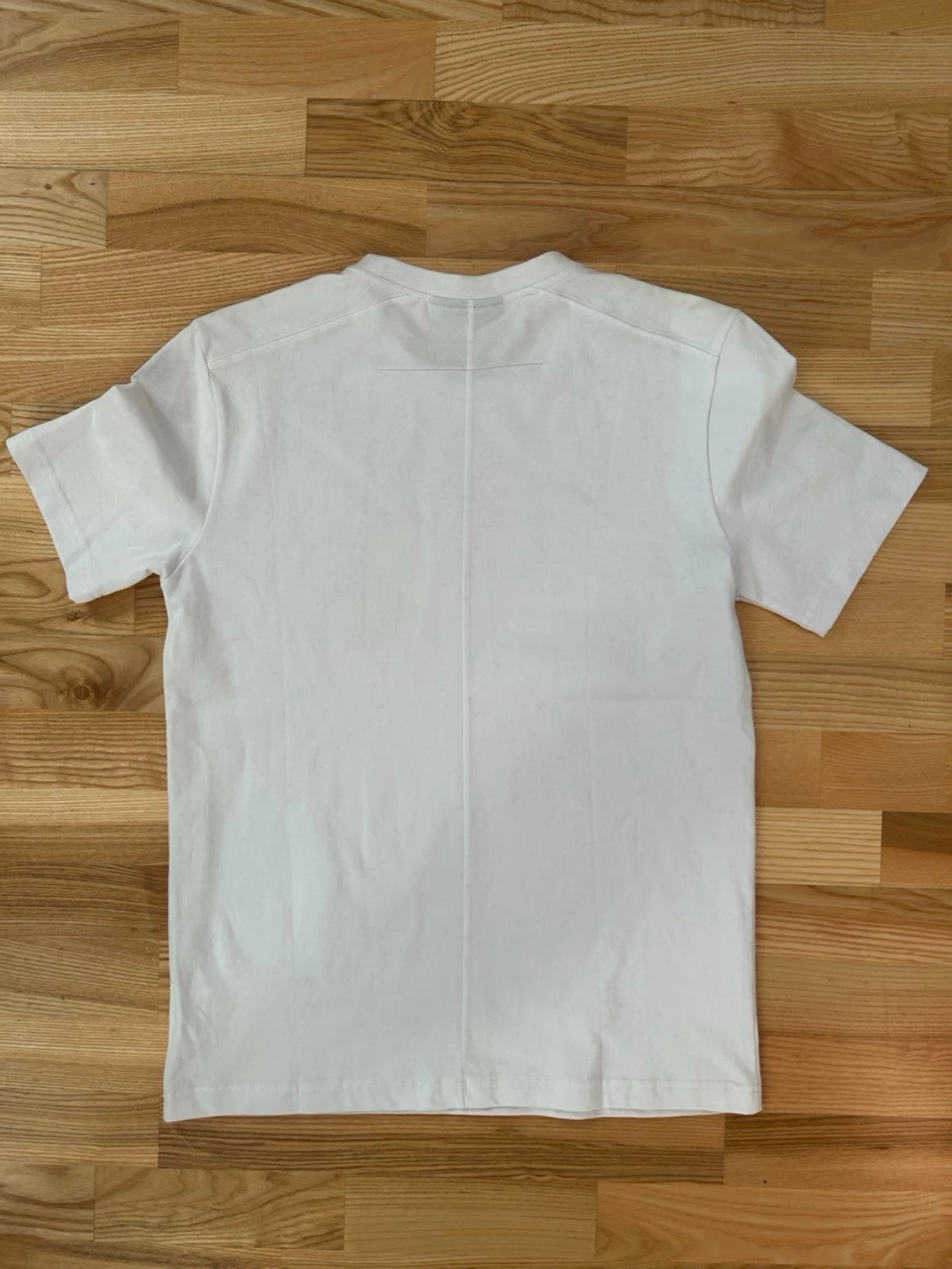 Vit t-shirt med nitar från Givenchy - 2