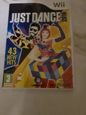 Just Dance 2016 Wii - Just Dance 2016 till Nintendo Wii med 43 nya hits. Spelet är i bra skick, fodral och skiva ser hela ut. Perfekt för dansglada familjer och fester. Licensierat av Nintendo och utvecklat av Ubisoft.