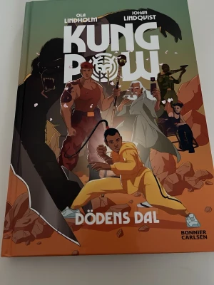 Bok, Kung Pow: Dödens Dal - Följ med på ett fartfyllt äventyr med Sam, Aisha och Mästare Ju i djungeln! Action, humor och kampsport när de möter mördargorillor och löser farliga uppdrag. Perfekt för dig som gillar spänning, hjältar och episka strider! 137 sidor.