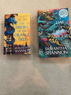 The Priory of the Orange Tree & A Day of Fallen Night - Två episka fantasyböcker med drakar och magiska världar, perfekta för dig som älskar äventyr och spännande berättelser. Färgstarka omslag och tjocka volymer gör dem till ett måste för fantasyfans och unga vuxna som vill försvinna in i en annan värld.