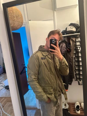 Olivgrön parkajacka från Morris - Säljer en snygg olivgrön parkajacka från Morris som hängt alldeles för länge i garderoben nu. Jackan har en avslappnad passform som är perfekt för höst och vår. Storlek S men passar även M.                                                                         Ej struken på bilderna. Nypris 2700kr