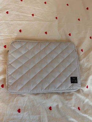 Datorfodral - Säljer ett stilrent datorfodral i en beige färg. Lite färgskillnad på fram och baksida som ni ser på bilderna. Skriv om du har frågor eller undrar något!! 🙌🏼