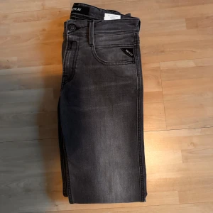 Replay Anbass - Nu säljs dessa helt nya replay anbass i färgen grå. Modellen är slim fit. Storleken är W28 L32. Priset går att diskuteras.