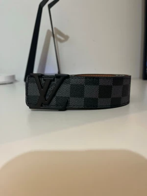 Bälte - Ett snyggt bälte med topp kvalitet fraktar inom 1-2 arbetsdagar!!!! Finns 2 av denna varan så ta vara på chansen o köp för det billiga priset!!!!