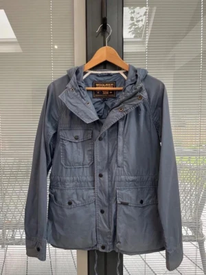 Woolrich jacka - Säljer ett Woolrich i Fint skick Skick: 8,3/10🧮  Inkluderat: inget ingår!♦️  Pris: 1099 kr ej hugget i sten🎗️  Storlek: S ♣️  Snabbaffär = priset sänks-SERIÖSA BUD🔓 KAN GÅ NER I PRIS SNABBT VID VÄLDIGT SMIDIGT