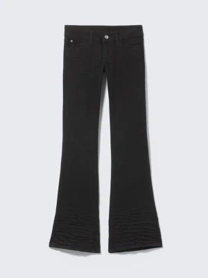 Snygga svarta bootcut jeans - Svarta jeans med bootcut-snitt och snygg strukturdetalj längst ner på benen. Klassisk femficksmodell med knapp och dragkedja i midjan. Materialet är jeans och färgen är helsvart, vilket ger en cool och tidlös vibe.