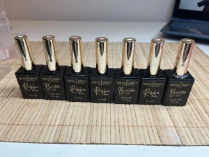 Miss Fancy Rubber base & Builder gel - Säljer dessa för 80 kr st eller 400 för alla, nästan alla är fulla förutom Sheer nude (längst till höger) Alla färgerna kan man kolla på miss Fancy’s hemsida.