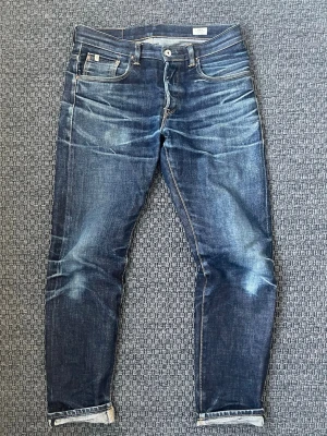 EDWIN Dry raw Japanese Selvedge med sjuk wash - Säljer nu dessa riktigt fina japanska dry Selvage jeans i gedigen denim men sjukt snygg patina, whiskers, fades, honeycombs osv! Dessa är verkligen one of a kind😊 Skriv vid funderingar 📲🤝Lite skrapad i grenen men annars sjukt bra skick! Storlek W29 L 32 men passar W32