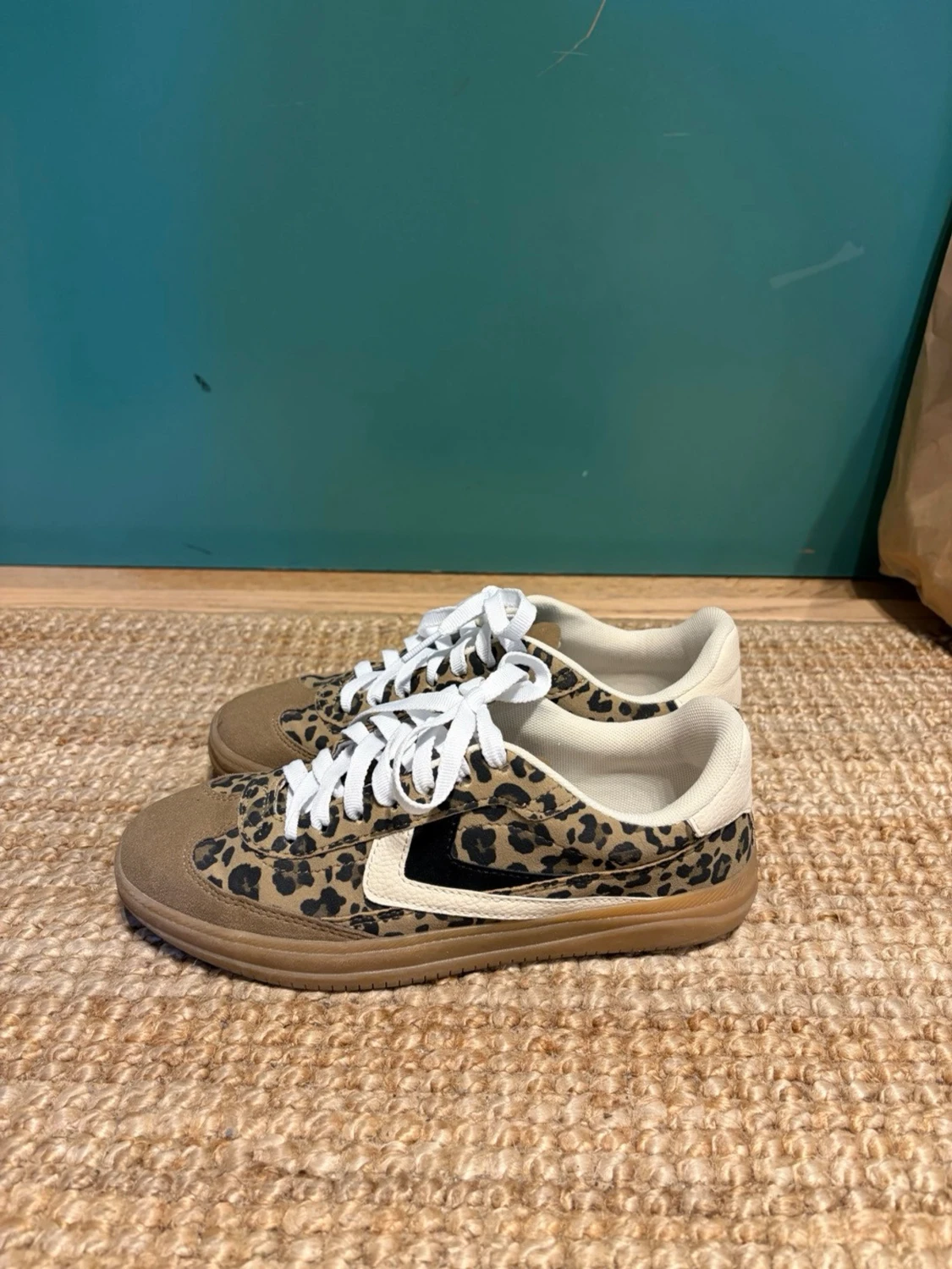 Leopardmönstrade sneakers med vit detalj