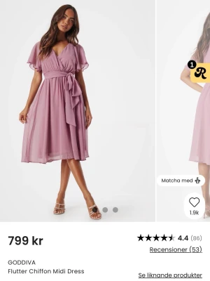 Ljuslila klänning från Goddiva - Ljuslila chiffongklänning från Goddiva med v-ringning och knytband i midjan. Klänningen är helt ny och aldrig använd. Köpt för 799 kr från bubbelroom, i storlek 38.