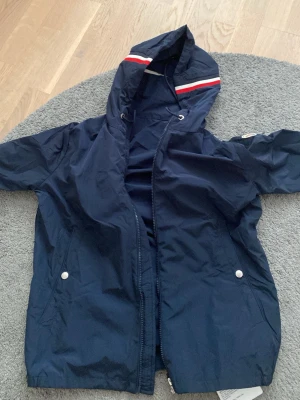 Moncler vindjacka marinblå - Moncler Windbreaker. Storlek 1 (Motsvarar S). NFC scan fungerar.  Fråga gärna för fler bilder eller funderingar. 