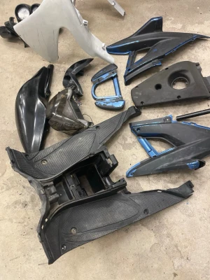 Moped delar - Säljer Tank kåpa Fotkåpa Sadelkåpa v Sadelkåpa h  Nedre framkåpa