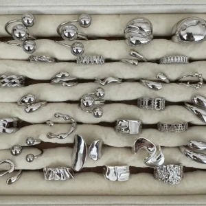 Alla som köper minst 2 ringar får en slumpmässigt ring på köpet - Massa nya ringar i lager!! Ringarna är guld pläterade och av sterling silver. De är även justerbara vilket innebär att de passar alla! Skötselråd medföljer! Skriv för specifika bilder och pris då vissa är billigare än andra! Kontakta vid intresse av köp! ( styck pris)