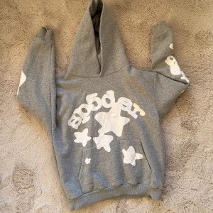 Grå Sp5der Hoodie - En unik grå sp5der hoodie med cool stjärn design och äkta gjord i usa och köpt i usa.