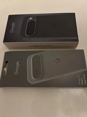 Google Pixel 9 Pro - Google Pixel 9 Pro – helt ny och aldrig använd. En kraftfull premium-mobil med fokus på kamera, skärm och AI. Utrustad med en 120 Hz QHD+ OLED-skärm för extremt mjuk scroll och knivskarpa pixlar. Trippelkamera med 50 MP huvudkamera, 48 MP tele och 48 MP ultravid. Marknadsledande nattläge som tar bättre bilder i mörker än iPhone 17 Pro Max,     med mer ljus, detaljer och mindre brus. Snabb Google Tensor-processor och ren Android med lång uppdateringssupport.