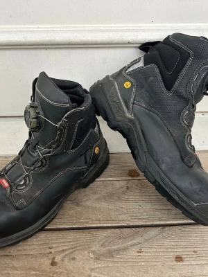 Arbetsskor(42)Skyddsskor Jalas  - Hej!  Säljer ett par Skyddskängor av märket Jalas 1358 i bra begagnat skick.  Strl 42.   Sparsamt använda på fot så kängorna är fortfarande i bra begagnat skick.  Nypris ca 2800:-    En rejäl, vattenavvisande medelhög skyddskänga med högsta skyddsklass (S3) och unikt BOA® Fit System. Ovandel i PU-belagt läder och mikrofiber med utmärkt stöd för foten och certifierat slagskydd för vristerna. En olje- och värmebeständig Vibram Arctic Grip yttersula ger stadiga fötter i hala och isiga miljöer. 