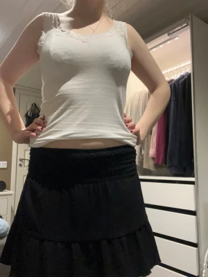 Svart kjol volang - Svart volang kjol från gina tricot.