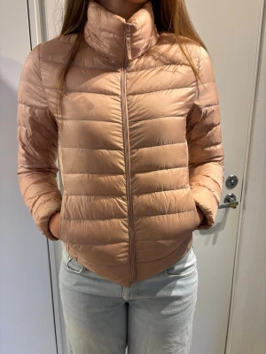 Uniqlo jacka - n rosa jacka från uniqlo, upplevs mer rosa i verkligheten än på bilderna. Använd väl och små fläckar på framsidan som är inringat på andra bilden men absolut fin och god att använda!