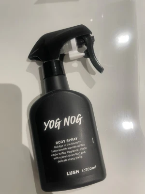 Lush Yog Nog Body Spray 200ml - Yog Nog Body Spray från Lush, 200ml. Vegansk och självkonserverande doft med inslag av karamell, kryddnejlika och ylang ylang. Tillverkad i England med handblandade eteriska oljor. Perfekt för dig som vill ha en unik och söt doft.endast testad