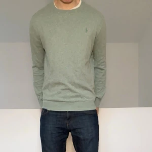 Grå Stickad Ralph Lauren Tröja - Säljer en sjukt fet grå tröja från Ralph Lauren. Tröjan är i strl M men passar även S. Tröjan är även i bra skick och hör gärna av er vid frågor elr funderingar!!