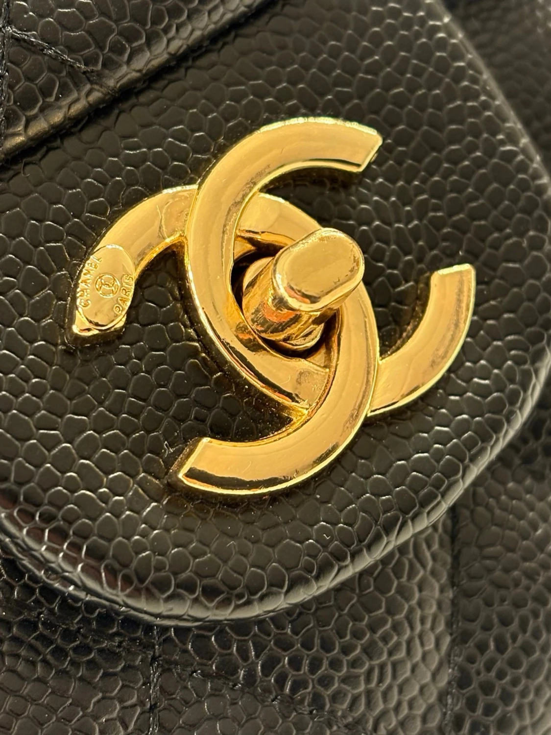 Svart väska med gulddeteljer  - 1