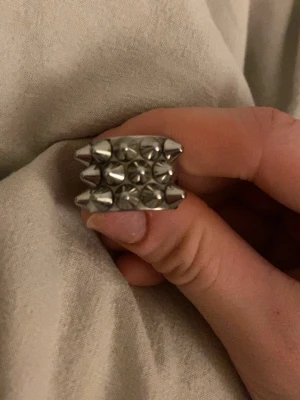 Edblad Peak ring i silver - Säljer min Edblad Peak ring för jag har bytt till guld smycken den är i jätte bra kvalité ser helt ny ut 