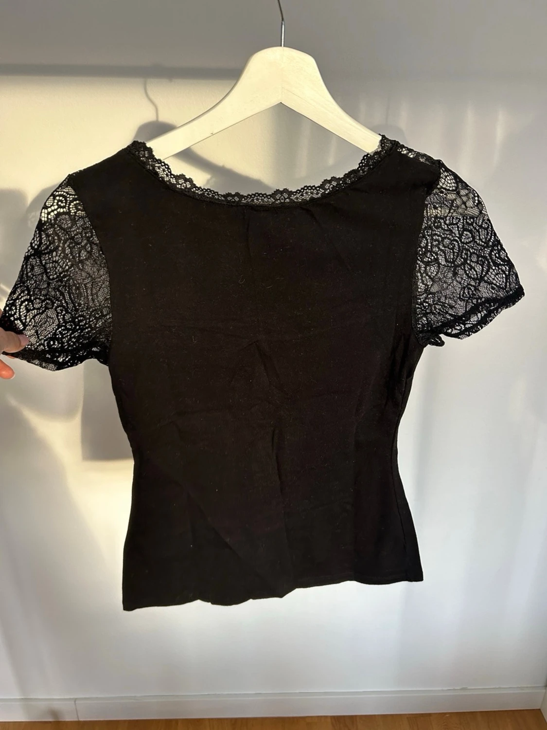 Svart blus med spetsdetaljer - 1