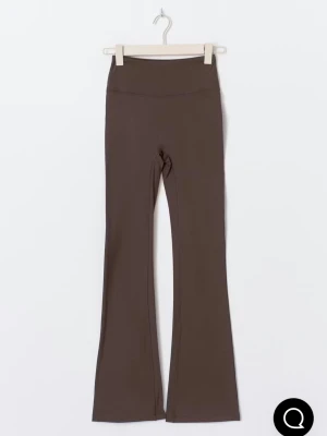 Yogapants - Säljer ett par bruna yogabyxor från Gina i storlek M. Byxorna har hög midja men går att vika ner och utsvängda ben med en snygg flare. Materialet är mjukt och stretchigt, perfekt för yoga eller chill. Aldrig använda och lappen är kvar