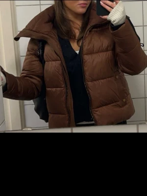 Brun replay jacka  - Säljer min älskade replay jacka då jag har för många jackor och den inte kommer till användning! Jätte varm och snygg till vintern🥰 En mindre defekt: se sista bilden