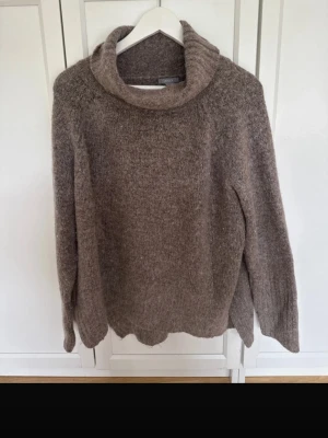 Brun polotröja  - Mysig beige polotröja från Linex . Tröjan har en bred och avslappnad polokrage samt långa ärmar. Perfekt för kyliga dagar och enkel att matcha med jeans eller kjol. Snygg loose passform som ger en chill vibe.