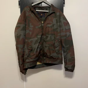 Woolrich Windbreaker - Säljer denna Woolrich Windbreaker i storlek L, USA M. 