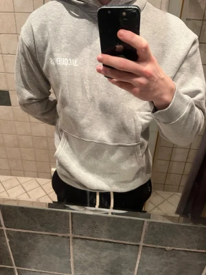 Jaquemues  - Extremt fet hoodie från jaquemus, ny pris 3k. Passar normalt, är du över 190 så rekommenderar jag den, då jag själv är det och den sitter bra