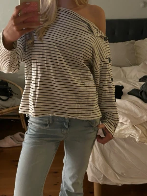 Zara offshoulder randig topp - Randig tröja från Zara, off shoulder med knappar på ena sidan, storlek s💓💓