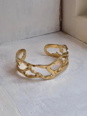 Gullig bangle - Supersnyggt oregelbundet armband! Ger gärna rabatt vid köp av flera grejor☺️