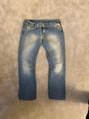 Replay Jeans - Säljer ett par sällsynta vintage replay Jeans i mycket gott skick! Storlek w28 L32 💸 Nypris: ca 3000 kr 🚚 Snabb frakt! Skickas inom 1–2 dagar ✅ Inga fläckar, hål eller synliga tecken på slitage.   💬 Skriv gärna vid frågor – jag svarar snabbt!