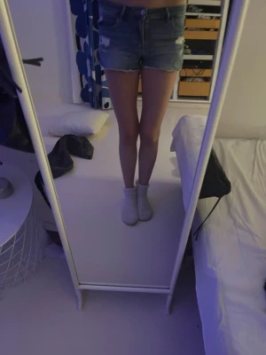 Blå denimshorts från &Denim - Säljer eftersom de e för små 