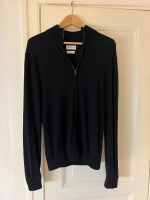 100% merinoull half zip tröja från These Glory Days - 100% merinoull half zip tröja. Bra skick!