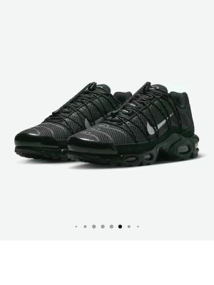 Nike Vapormax svarta sneakers - Svarta Nike Vapormax sneakers med mesh-överdel och synlig luftdämpning i sulan. Snyggt mönstrad med svarta och grå detaljer samt en silverfärgad Swoosh på sidan. Skorna har snörning och en platt sula som ger en sportig vibe.