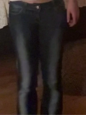 Cheap Monday blå bootcut jeans - Säljer ett par blå bootcut jeans från Cheap Monday med låg midja. Jeansen har en snygg spray wash-effekt och klassisk femficksdesign. Materialet är stretchigt jeans och modellen heter Booty Bei Low Waist Skinny Bootcut. Säljer pågrund av att jag har för mycket jeans