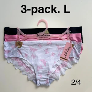 3-pack sömlösa trosor i L. Juicy Couture - -Mjuka, sömlös trosor med fina spetsdetaljer.  -Kommer i 3-pack och storlek L.                      -Nya med etikett på.