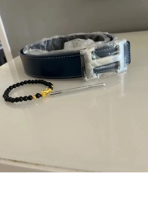 Mörkblått H bälte  - Säljer mitt herrmes bälte 115cm helt nytt. Armband ingår. Hör av er vid frågor och funderingar 