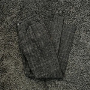 Kostymbyxor/chinos   - Riktigt sköna kostymbyxor/chinos som passar perfekt till ett par mockasiner. För dig som inte alltid vill ha jeans men ändå vill ha något skönt och stiligt. Storlek 28/32 