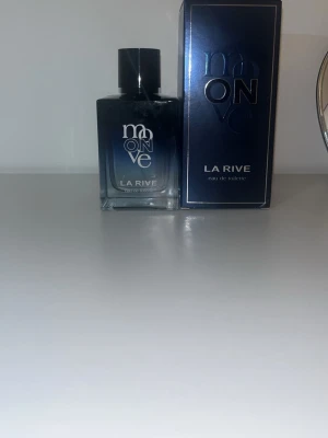 La Rive Moonve Eau de Toilette - Moonve från La Rive är en stilren eau de toilette med modern design. Perfekt för dig som vill ha en fräsch och ungdomlig känsla. Volym och ingredienser framgår ej på bilderna.