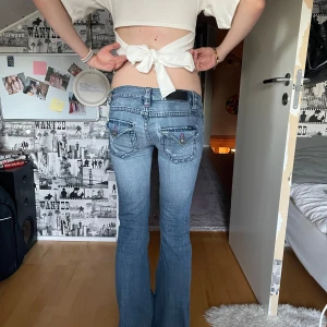 Blå bootcut jeans från ONLY - Säljer ett par blå bootcut jeans från ONLY med låg midja och coola fickor🤗 säljer för att jag väljer andra byxor förre dessa. Innerbens längd - 85 midje mått - 39 yttrelängd - 106 jag har själv sytt in ett skosnöre så man ska kunna justera midjemåttet❤️❤️ skriv vid frågor